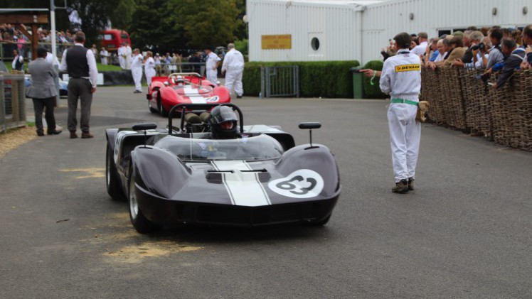 Dick Schornagel betrad de wereld van Goodwood Revival 2016 en vertelt wat het historisch verantwoorde evenement zo bijzonder maakt. Het tuinfeest van Earl of March is uniek!