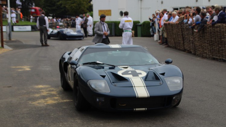 Dick Schornagel betrad de wereld van Goodwood Revival 2016 en vertelt wat het historisch verantwoorde evenement zo bijzonder maakt. Het tuinfeest van Earl of March is uniek!