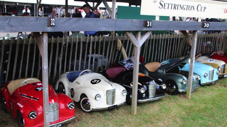 Dick Schornagel betrad de wereld van Goodwood Revival 2016 en vertelt wat het historisch verantwoorde evenement zo bijzonder maakt. Het tuinfeest van Earl of March is uniek!