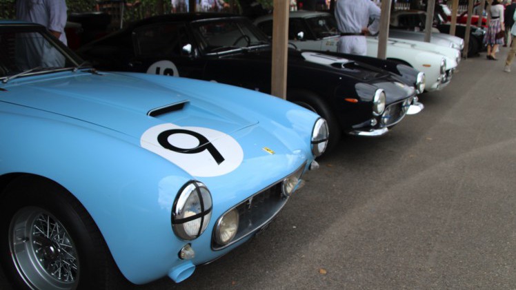 Dick Schornagel betrad de wereld van Goodwood Revival 2016 en vertelt wat het historisch verantwoorde evenement zo bijzonder maakt. Het tuinfeest van Earl of March is uniek!