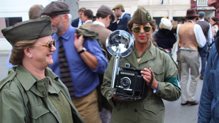 Dick Schornagel betrad de wereld van Goodwood Revival 2016 en vertelt wat het historisch verantwoorde evenement zo bijzonder maakt. Het tuinfeest van Earl of March is uniek!