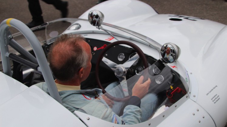Dick Schornagel betrad de wereld van Goodwood Revival 2016 en vertelt wat het historisch verantwoorde evenement zo bijzonder maakt. Het tuinfeest van Earl of March is uniek!