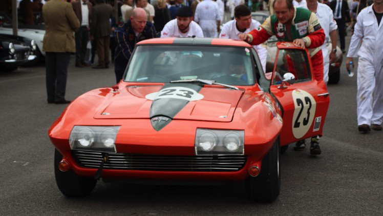 Dick Schornagel betrad de wereld van Goodwood Revival 2016 en vertelt wat het historisch verantwoorde evenement zo bijzonder maakt. Het tuinfeest van Earl of March is uniek!