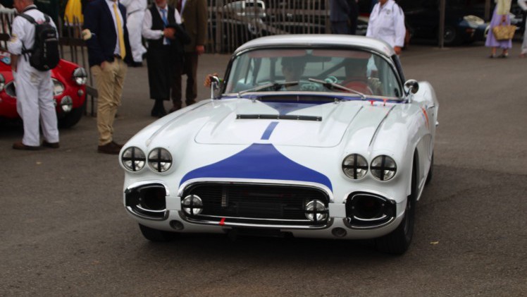 Dick Schornagel betrad de wereld van Goodwood Revival 2016 en vertelt wat het historisch verantwoorde evenement zo bijzonder maakt. Het tuinfeest van Earl of March is uniek!