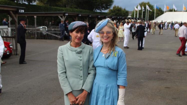 Dick Schornagel betrad de wereld van Goodwood Revival 2016 en vertelt wat het historisch verantwoorde evenement zo bijzonder maakt. Het tuinfeest van Earl of March is uniek!