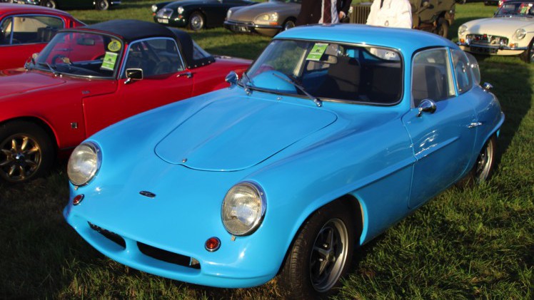Dick Schornagel betrad de wereld van Goodwood Revival 2016 en vertelt wat het historisch verantwoorde evenement zo bijzonder maakt. Het tuinfeest van Earl of March is uniek!