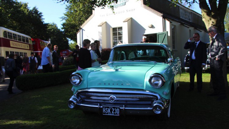Dick Schornagel betrad de wereld van Goodwood Revival 2016 en vertelt wat het historisch verantwoorde evenement zo bijzonder maakt. Het tuinfeest van Earl of March is uniek!