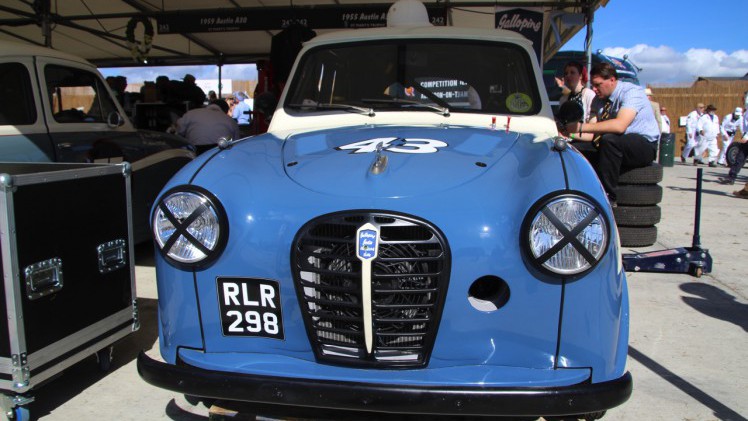 Dick Schornagel betrad de wereld van Goodwood Revival 2016 en vertelt wat het historisch verantwoorde evenement zo bijzonder maakt. Het tuinfeest van Earl of March is uniek!