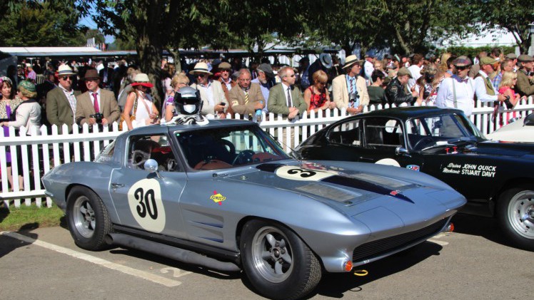 Dick Schornagel betrad de wereld van Goodwood Revival 2016 en vertelt wat het historisch verantwoorde evenement zo bijzonder maakt. Het tuinfeest van Earl of March is uniek!