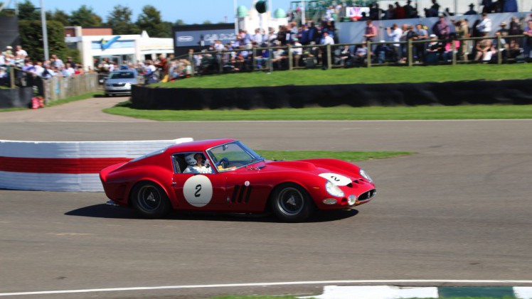 Dick Schornagel betrad de wereld van Goodwood Revival 2016 en vertelt wat het historisch verantwoorde evenement zo bijzonder maakt. Het tuinfeest van Earl of March is uniek!