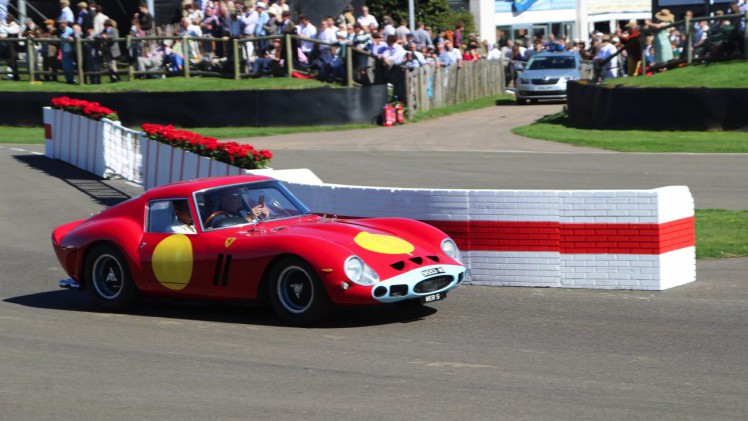 Dick Schornagel betrad de wereld van Goodwood Revival 2016 en vertelt wat het historisch verantwoorde evenement zo bijzonder maakt. Het tuinfeest van Earl of March is uniek!