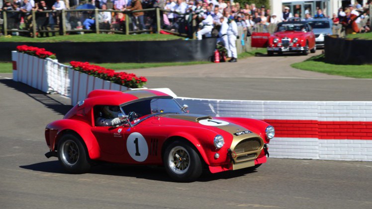 Dick Schornagel betrad de wereld van Goodwood Revival 2016 en vertelt wat het historisch verantwoorde evenement zo bijzonder maakt. Het tuinfeest van Earl of March is uniek!