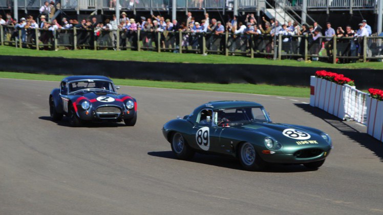 Dick Schornagel betrad de wereld van Goodwood Revival 2016 en vertelt wat het historisch verantwoorde evenement zo bijzonder maakt. Het tuinfeest van Earl of March is uniek!