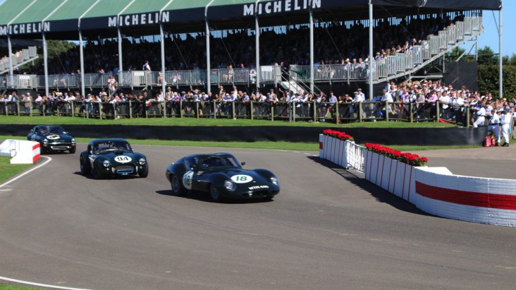 Dick Schornagel betrad de wereld van Goodwood Revival 2016 en vertelt wat het historisch verantwoorde evenement zo bijzonder maakt. Het tuinfeest van Earl of March is uniek!