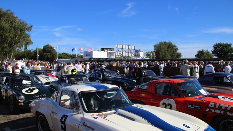 Dick Schornagel betrad de wereld van Goodwood Revival 2016 en vertelt wat het historisch verantwoorde evenement zo bijzonder maakt. Het tuinfeest van Earl of March is uniek!