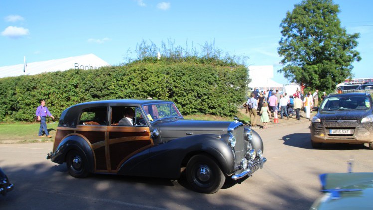 Dick Schornagel betrad de wereld van Goodwood Revival 2016 en vertelt wat het historisch verantwoorde evenement zo bijzonder maakt. Het tuinfeest van Earl of March is uniek!