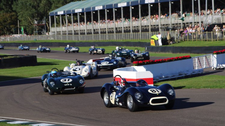 Dick Schornagel betrad de wereld van Goodwood Revival 2016 en vertelt wat het historisch verantwoorde evenement zo bijzonder maakt. Het tuinfeest van Earl of March is uniek!