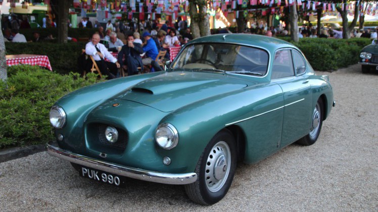 Dick Schornagel betrad de wereld van Goodwood Revival 2016 en vertelt wat het historisch verantwoorde evenement zo bijzonder maakt. Het tuinfeest van Earl of March is uniek!