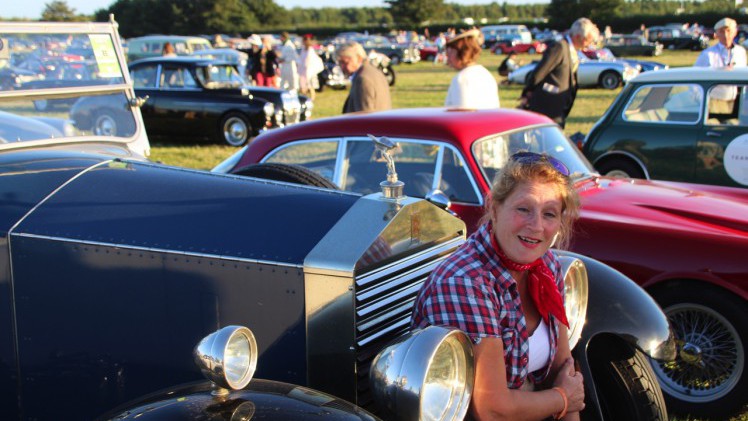 Dick Schornagel betrad de wereld van Goodwood Revival 2016 en vertelt wat het historisch verantwoorde evenement zo bijzonder maakt. Het tuinfeest van Earl of March is uniek!