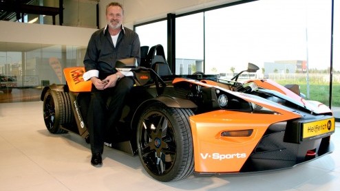 De kans dat je m tegenkomt is niet groot, maar de eerste KTM X-Bow is in ons land afgeleverd. Het eerste exemplaar van deze bijzondere sportwagen met motorfietsgenen is uitgeleverd aan de directeur v