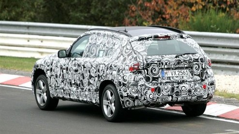 Geen woorden maar daden. De BMW X1 concept is nog maar net voorgesteld, of de Beier wordt al gesignaleerd op de weg. Geen wonder, want volgend jaar moet deze nieuwkomer al de showrooms bereiken.