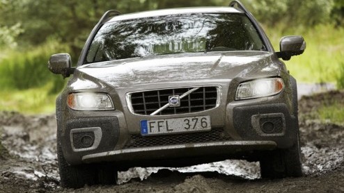 Volvo roept in Europa 65.000 V70s en XC70s terug voor een software update. De zij-airbags kunnen in enkele gevallen te laat geactiveerd worden, en om dat probleem te verhelpen hebben de Zweedse tech