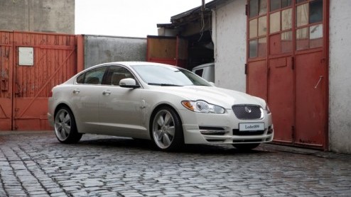 Nu Jaguar met de XF niet alleen statig en stijlvol ook de sportieve kant meer benadrukt, is er bij de firma Loder een lampje gaan branden. Een bodykit, motortuning en aangepast onderstel bleek het gev