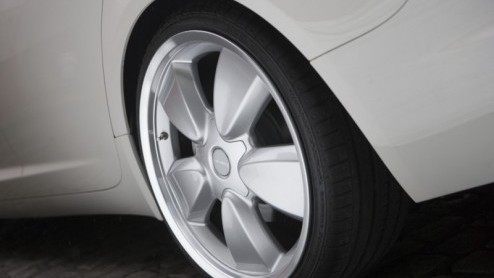 Nu Jaguar met de XF niet alleen statig en stijlvol ook de sportieve kant meer benadrukt, is er bij de firma Loder een lampje gaan branden. Een bodykit, motortuning en aangepast onderstel bleek het gev