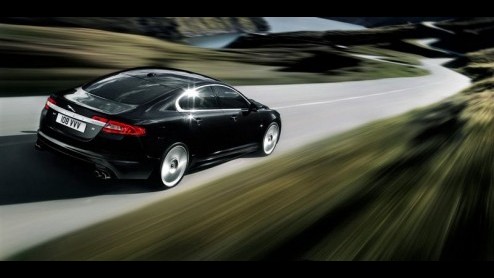 Nadat hij al enkele keren in het wild opdook in een gecamoufleerd pak, is het nu tijd voor de naakte waarheid. Dit is de Jaguar XFR, die in Detroit zal worden onthuld! Update: Video van een XFR in vol