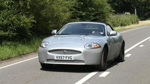 De Jaguar XK krijgt een verjongingskuur! Hoewel we pas in oktober officieel kennis kunnen maken, werd de sportieve luxe-Brit al in een vernieuwde jas gespot tijdens testwerk in Engeland.