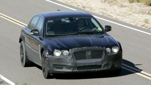 De nieuwe Jaguar XJ werd opnieuw in een verhullend pak gesignaleerd. Het belooft opnieuw een stijlvolle Britse vertoning te worden, maar daar moeten we nog wel even op wachten.