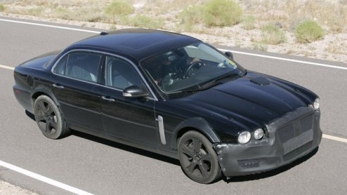 De nieuwe Jaguar XJ werd opnieuw in een verhullend pak gesignaleerd. Het belooft opnieuw een stijlvolle Britse vertoning te worden, maar daar moeten we nog wel even op wachten.