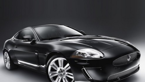 De R is in de maand, dus verrast Jaguar ons na de XFR nu ook met de vernieuwde XKR. De rasechte coup van de Britten werd rondom opgepept en kan rekenen op een vijfliter V8.