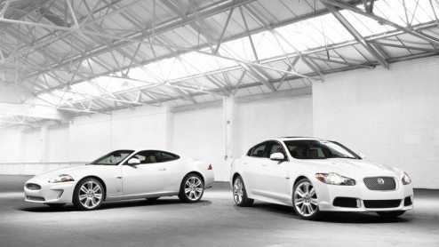 De R is in de maand, dus verrast Jaguar ons na de XFR nu ook met de vernieuwde XKR. De rasechte coup van de Britten werd rondom opgepept en kan rekenen op een vijfliter V8.