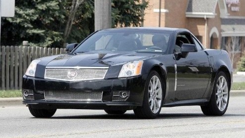 Cadillac geeft de XLR voor volgend jaar een opfrisser. Een nieuwe neus met andere grille en gewijzigde mistlampen vormen de belangrijkste vernieuwingen. Ook krijgt deze Lexus weer wat meer glans, dank