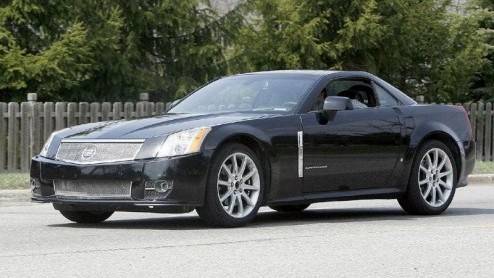 Cadillac geeft de XLR voor volgend jaar een opfrisser. Een nieuwe neus met andere grille en gewijzigde mistlampen vormen de belangrijkste vernieuwingen. Ook krijgt deze Lexus weer wat meer glans, dank