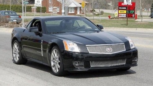 Cadillac geeft de XLR voor volgend jaar een opfrisser. Een nieuwe neus met andere grille en gewijzigde mistlampen vormen de belangrijkste vernieuwingen. Ook krijgt deze Lexus weer wat meer glans, dank
