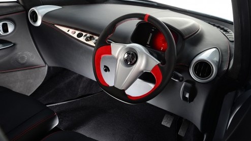 Met deze Motiv.e richt Yamaha zijn vizier op de Smart Fortwo. Het oorspronkelijk ontwerp van deze stadsauto is van Gordon Murray, geestelijk vader van de McLaren F1 en dateert uit 2008.