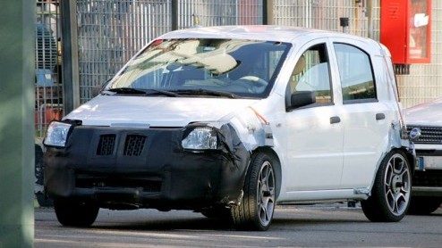 Dit is wel een heel bijzondere Panda? Ook nooit gedacht dat onder deze geknutselde koets de nieuwe Lancia Ypsilon schuil gaat? Toch is het zo.