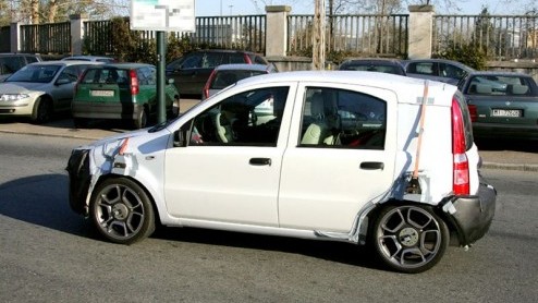 Dit is wel een heel bijzondere Panda? Ook nooit gedacht dat onder deze geknutselde koets de nieuwe Lancia Ypsilon schuil gaat? Toch is het zo.