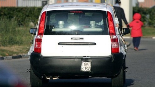 Dit is wel een heel bijzondere Panda? Ook nooit gedacht dat onder deze geknutselde koets de nieuwe Lancia Ypsilon schuil gaat? Toch is het zo.