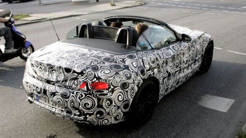 Na een reeks fotos van de Z4 in dichte toestand, kunnen we nu een open blik werpen op deze roadster uit Beieren, die voor de nieuwe generatie een stalen klapdak krijgt toebedeeld.