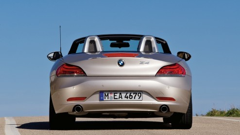 Gezellig, zonnige foto's van de nieuwe BMW Z4! Inmiddels zijn de eerste 'naakte' afbeeldingen onbedoeld de wereld in gestuurd, waarop de Beier in open en gesloten toestand te bezichtigen is. En laten 