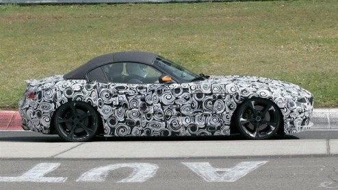 De hypnose-opwekkende camouflage is helemaal in bij BMW. Onder deze verwarrende jas schuilt de nieuwe BMW Z4. Het Beierse merk gooit het bij de nieuwe telg over een andere boeg, want ons is ter ore ge