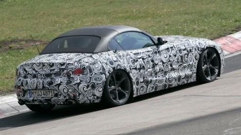 De hypnose-opwekkende camouflage is helemaal in bij BMW. Onder deze verwarrende jas schuilt de nieuwe BMW Z4. Het Beierse merk gooit het bij de nieuwe telg over een andere boeg, want ons is ter ore ge