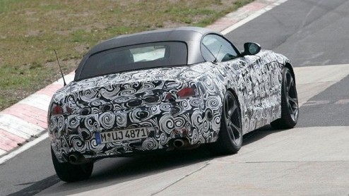 De hypnose-opwekkende camouflage is helemaal in bij BMW. Onder deze verwarrende jas schuilt de nieuwe BMW Z4. Het Beierse merk gooit het bij de nieuwe telg over een andere boeg, want ons is ter ore ge