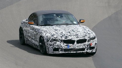 De hypnose-opwekkende camouflage is helemaal in bij BMW. Onder deze verwarrende jas schuilt de nieuwe BMW Z4. Het Beierse merk gooit het bij de nieuwe telg over een andere boeg, want ons is ter ore ge