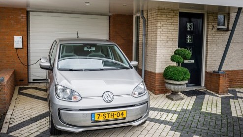 Volkswagen e-Up abonnement: voor 495 euro per maand een elektrische Up rijden inclusief onderhoud, verzekering, een vakantieauto en 10.000 km groene stroom.