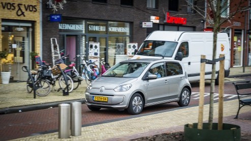Volkswagen e-Up abonnement: voor 495 euro per maand een elektrische Up rijden inclusief onderhoud, verzekering, een vakantieauto en 10.000 km groene stroom.