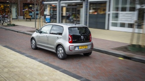 Volkswagen e-Up abonnement: voor 495 euro per maand een elektrische Up rijden inclusief onderhoud, verzekering, een vakantieauto en 10.000 km groene stroom.